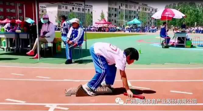 一個(gè)操場(chǎng)就是一個(gè)樂(lè)園
